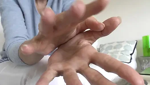 Элегантные летние руки и длинные ногти на пальцах, представленные леди Викторией Valente