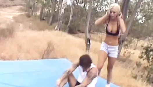 Cewek Prancis sempurna ngentot di luar ruangan