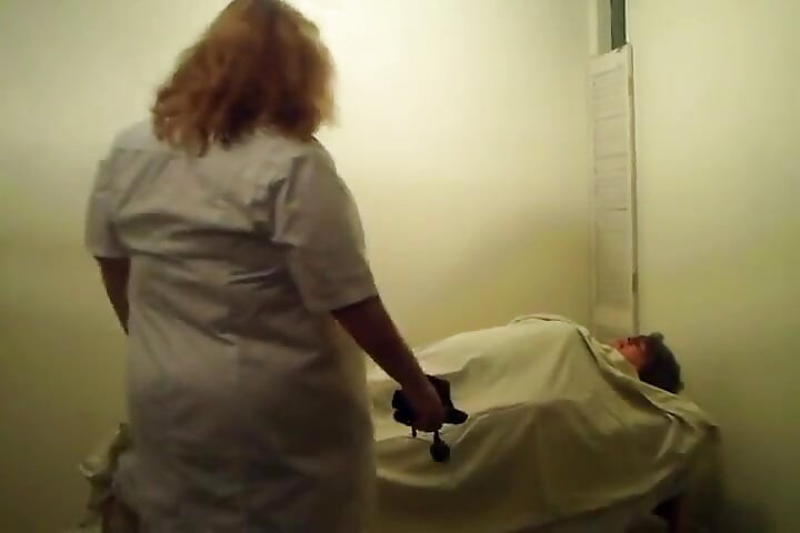 2 infirmières coquines, un docteur et une soirée patient