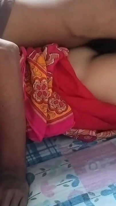 Emotivni trenutak iz "Bengali Desi Bhabhi Outdoor Chudai Devar Ke Saath crveni saree glavni (službeni video Villagesex91 )"