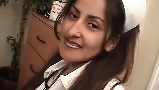 Azgın hasta sakso çektikten sonra seksi hemşireyi sert sikiyor