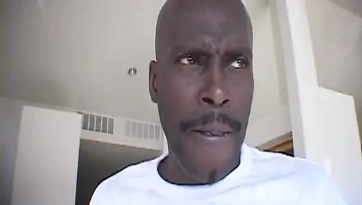 Zenci kadın biniyor ve büyük siyah yarakları emiyor