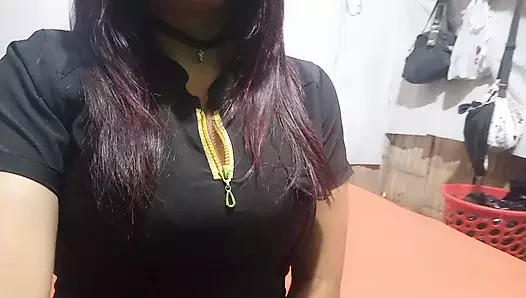 Aku senang banget gara-gara dapat pekerjaan baru, aku masturbasi dan fingering itilku untuk merayakannya