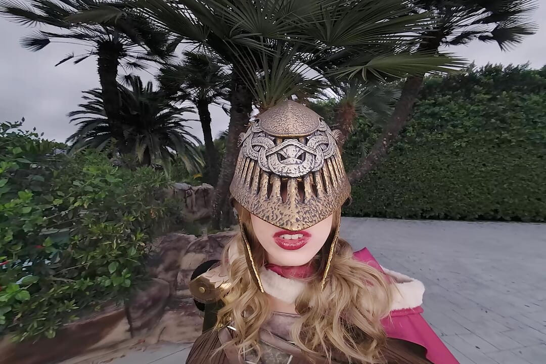 VRCosplayX オクタヴィア・レッドが、恐ろしく魅力的な半神マレニア役。深い夢から目覚めたばかりで、めちゃくちゃムラムラしている