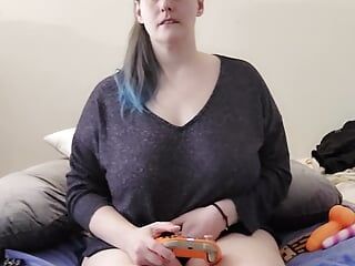 游戏玩家熟女展示了她在玩游戏时如何放手。