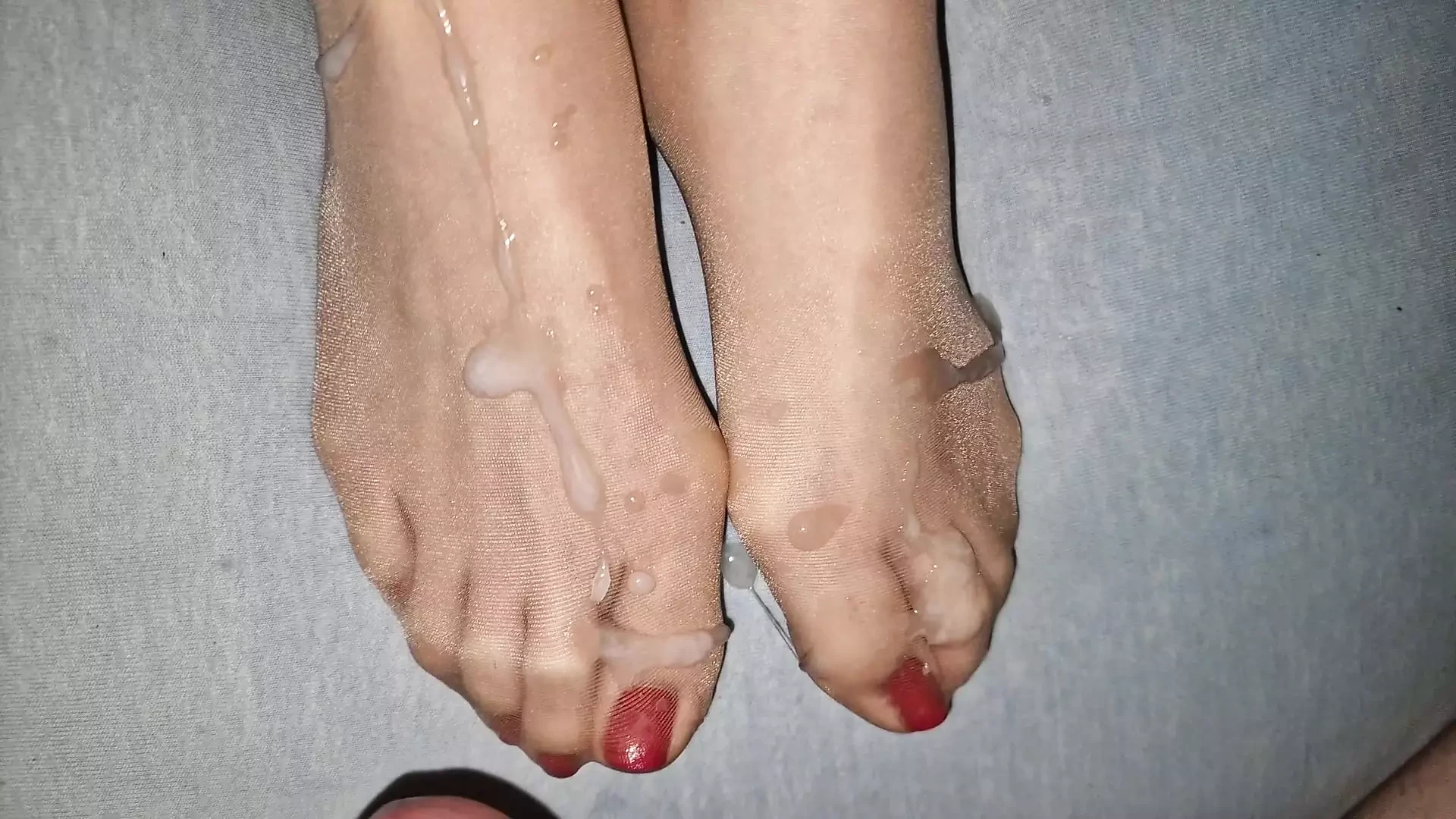 Muncrat di kuku merah nilon