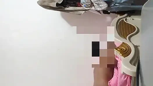 Raw twerking of a hot girl in bed - She is FIRE