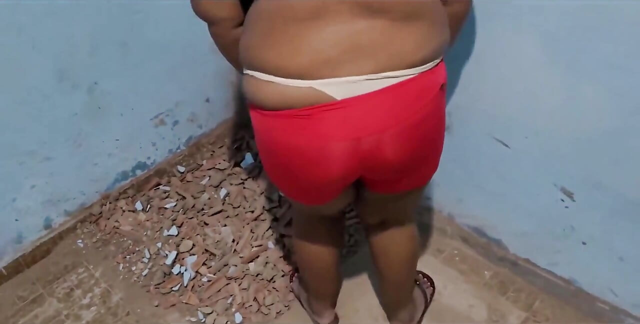 Un maçon baise avec une femme pulpeuse sur un chantier abandonné.