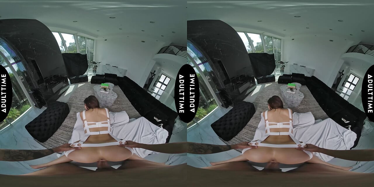 アップクローズVR - ニコール・ドシがカウガールVR視点で主導権を握る、大きな胸のハードコアライド