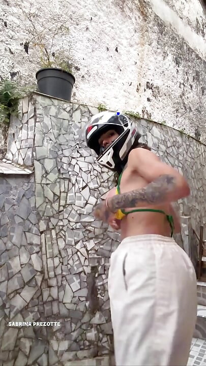 Sabrina Prezotte a Travesti Brasileira Do Pau Grande, Tem Uma Supresa Enquanto Faz Seu Solo.