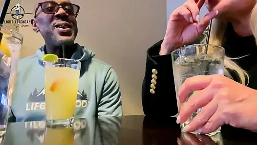 Biraz büyük zenci şeker alıyor