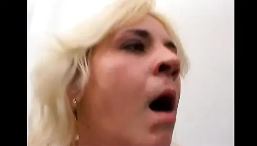 Wanita sange dengan toket besar ini lagi asik muasin memeknya pakai dildo sampai dicrot di mulut