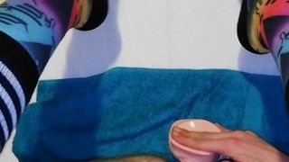 Pupplyslutboy dehnt sein Arschloch mit großem Dildo &amp; in Crewsocks