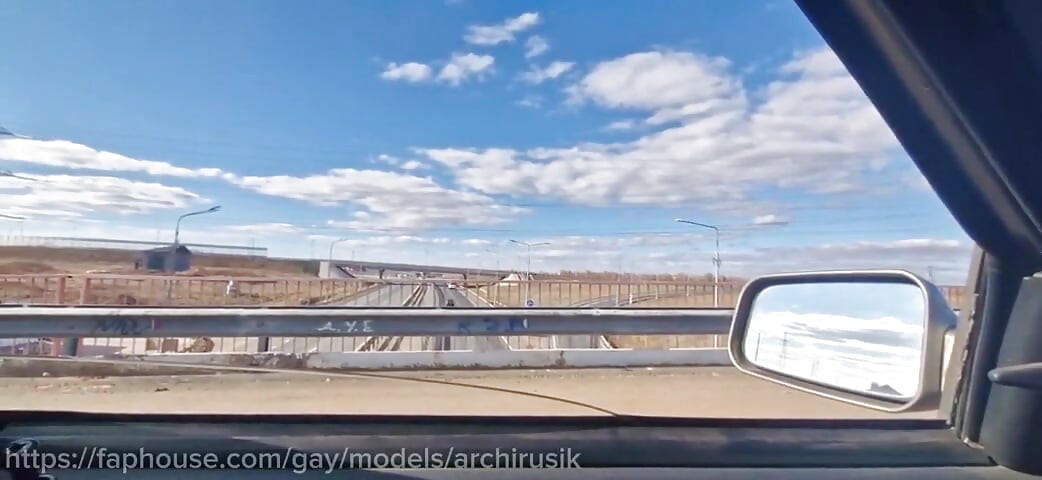 Um estranho entrou no meu carro, tirou meu pau e me fodeu na estrada em público