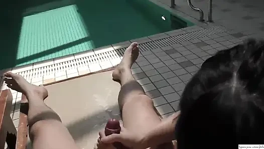 Pelarian di tepi kolam renang