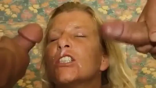 Wanita rambut pirang asal jerman ini cuma pengen dientot sama dua sekalian