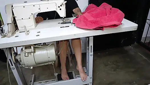 Bir adam tamir ederken dikiş makinesinin pedalını iç çamaşırına pompalıyor