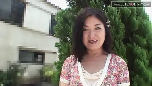 Azgın orta yaşlı seksi kadın klitorisini büyük bir vibratörle ovuşturarak eğleniyor