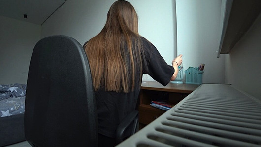 Traindo. uma esposa infiel trai o marido com o amigo na mesa enquanto ele não está em casa. anal