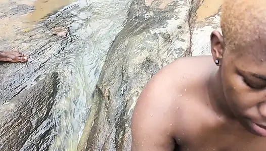 Tante semok ini pengen banget dientot sama kontolku di desa!