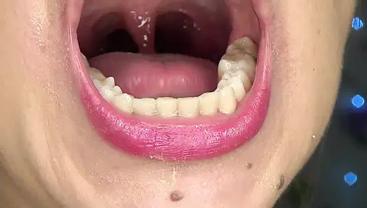 Играю с язычком, языком и ртом перед зеркалом