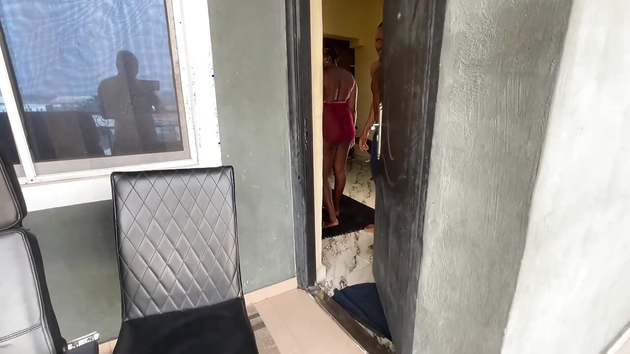 Komşum beni yakaladı ve siyah amcığımı sikiyor