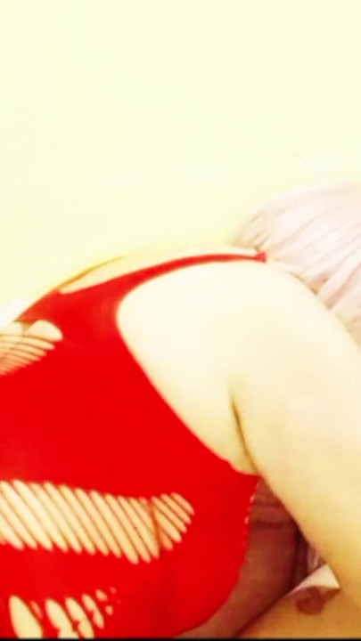 Olgun orta yaşlı seksi kadın 20 yaşındaki trans arkadaşımın yarağını emiyor | Klip 1