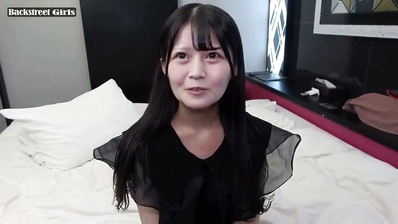 Petite Idol Glow: a Tight, Slender Beauty Revealing Her Sweet Tempting Line