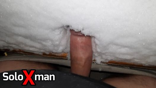 Ele fode um buraco na neve - soloxman