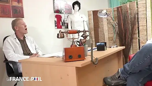 Большую сучку-брюнетку побрили и трахнули фистингом