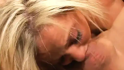 Vollbusige blonde MILF in roten dessous nimmt schwanz