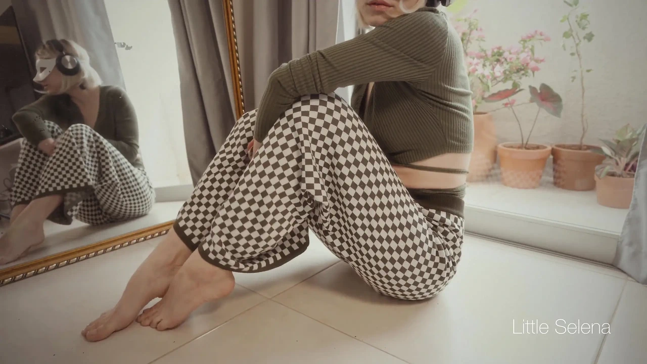 我有一个茄子, 我想不到有什么比把它插在我的屁股上更好的办法了