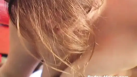 Klasik iri güzel kadın çikolata yiyor ve sakso çekiyor