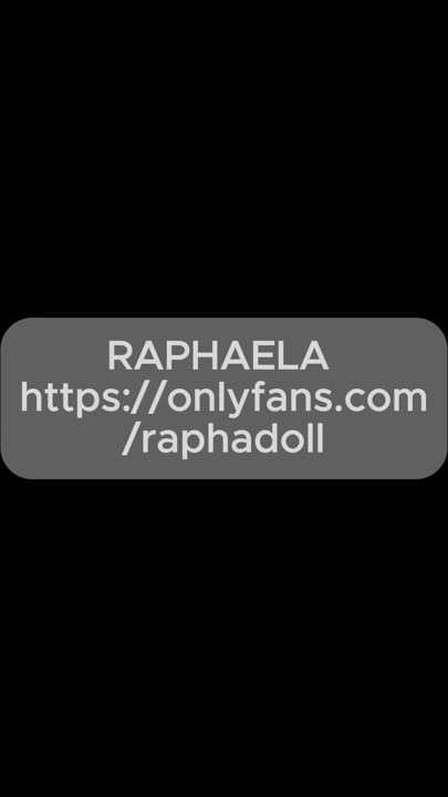 Raphadoll mastürbasyon yaparken baştan çıkarıcı olmaya çalışır