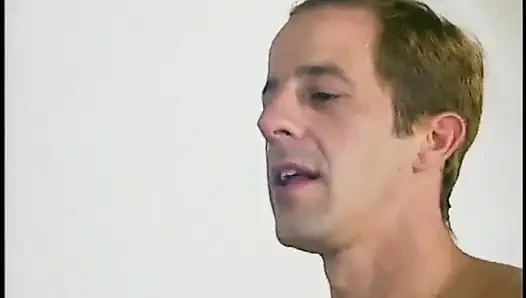 Muhteşem tatlı kız sulu amının derinliklerinde büyük bir direk hissinin tadını çıkarıyor
