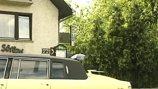 Çekici Alman sürtükler ateşli dörtlü sekste sikiliyor