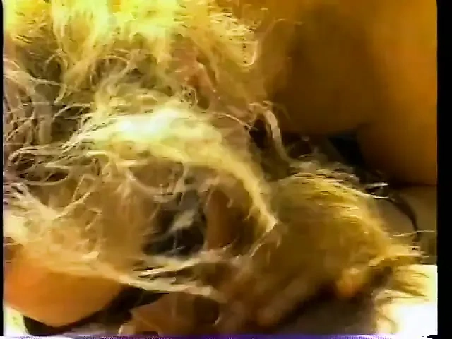 看他在花絮上舔奶奶的阴户