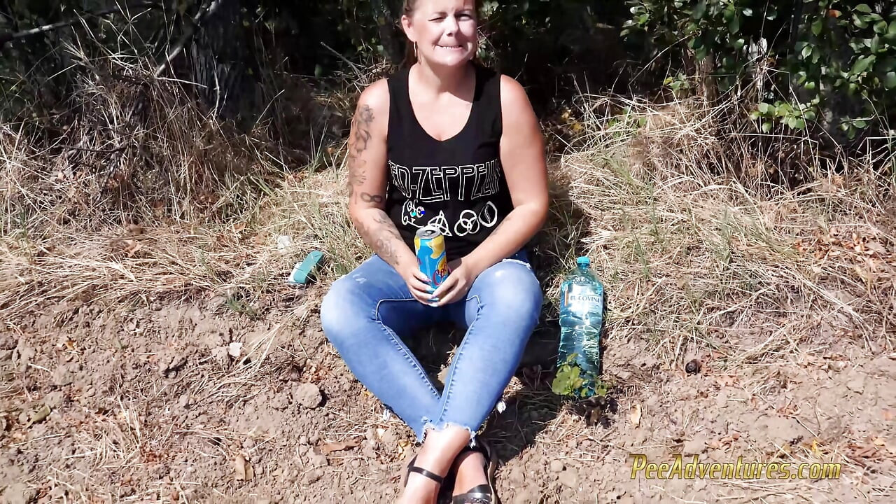 Pee in a field of corn - pissing herself while talking with her boyfriend on the phone