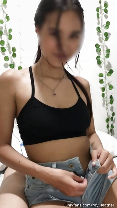 Slatka sitna devojka jaše moj kurac, ima prskajući orgazam i dajem joj creampie u pičkicu