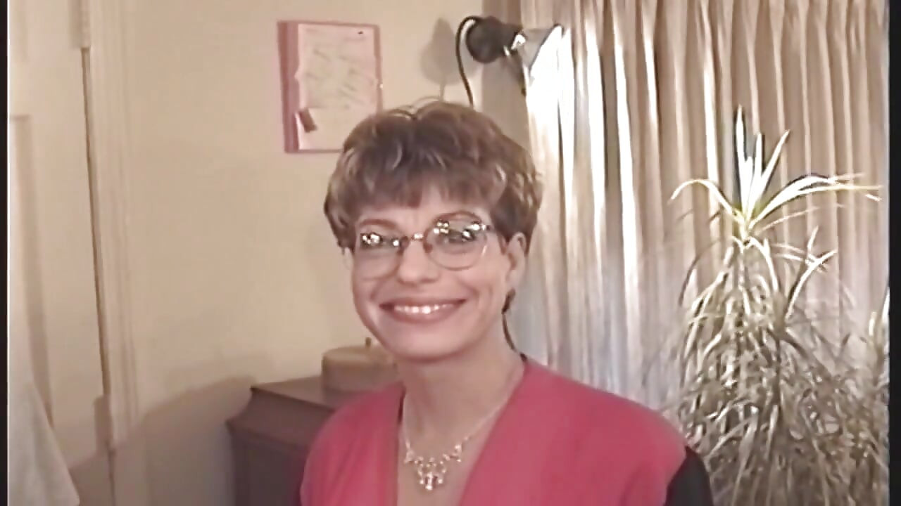 Mature MILF Gives Sloppy Blowjob and Takes Creampie