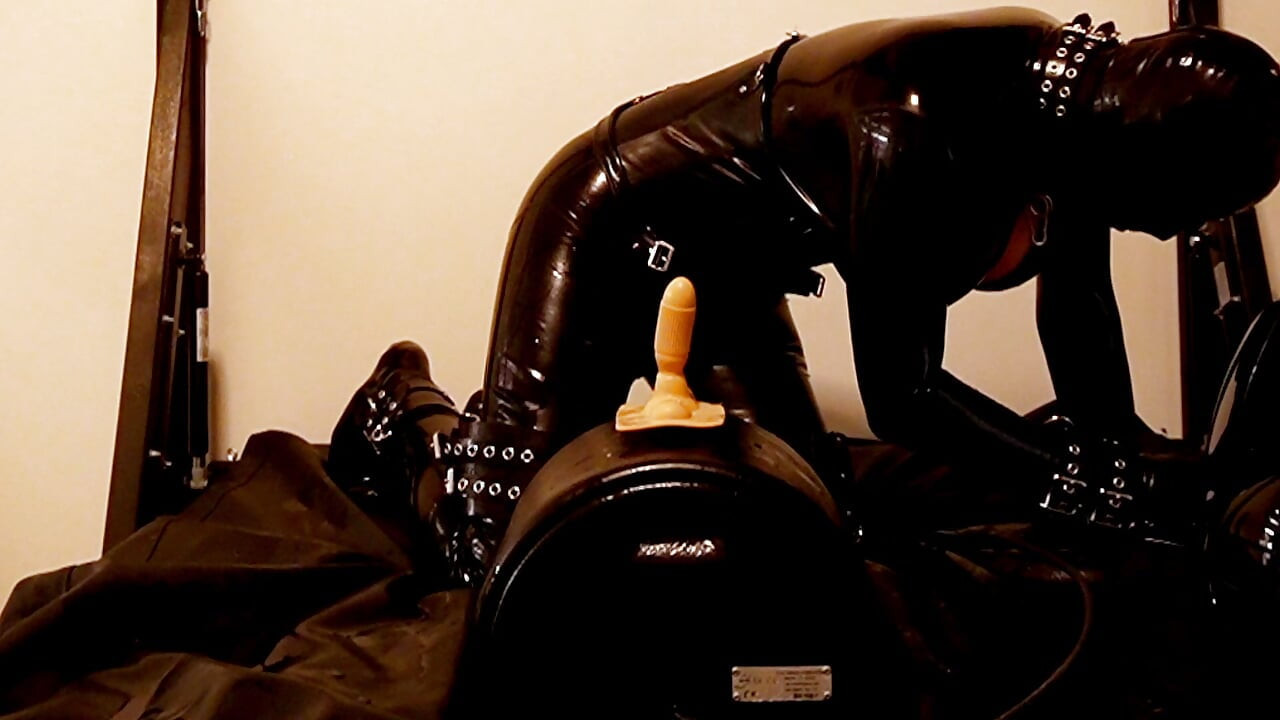 Rubberdoll vezana i jaše Sybian Višestruki precumovi i orgazmi