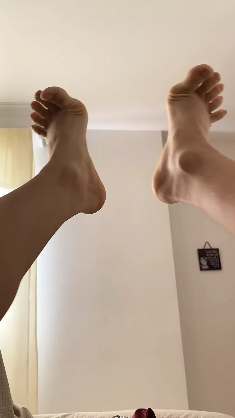 Arab hottie masturbating with her feet