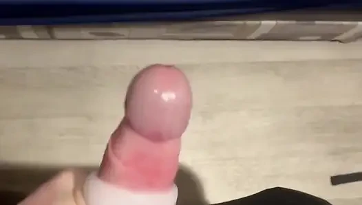 Heyecanlı twink yeni bir oyuncakla oynuyor, zevk ve boşalma!