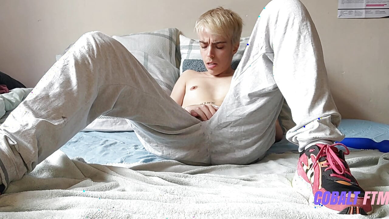 더러운 운동화와 사정 냄새를 맡는 젖은 Ftm