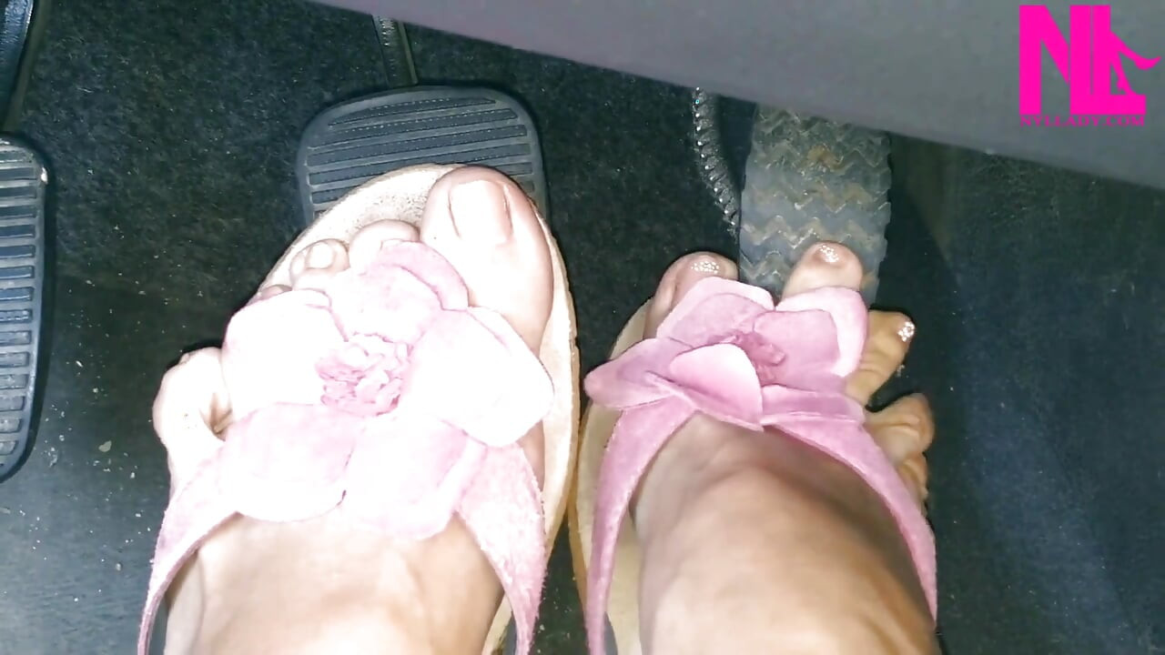 Revving mi coche en chanclas de flores rosas