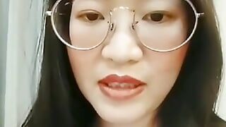 Настоящая азиатская девушка ждет тебя в ее гостиничном номере в любительском видео