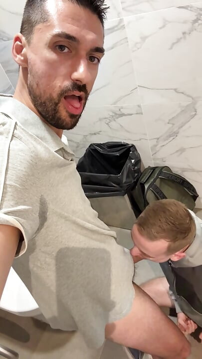 Seksi papi se jebe u javnom WC-u s mladićem s velikim kurcem