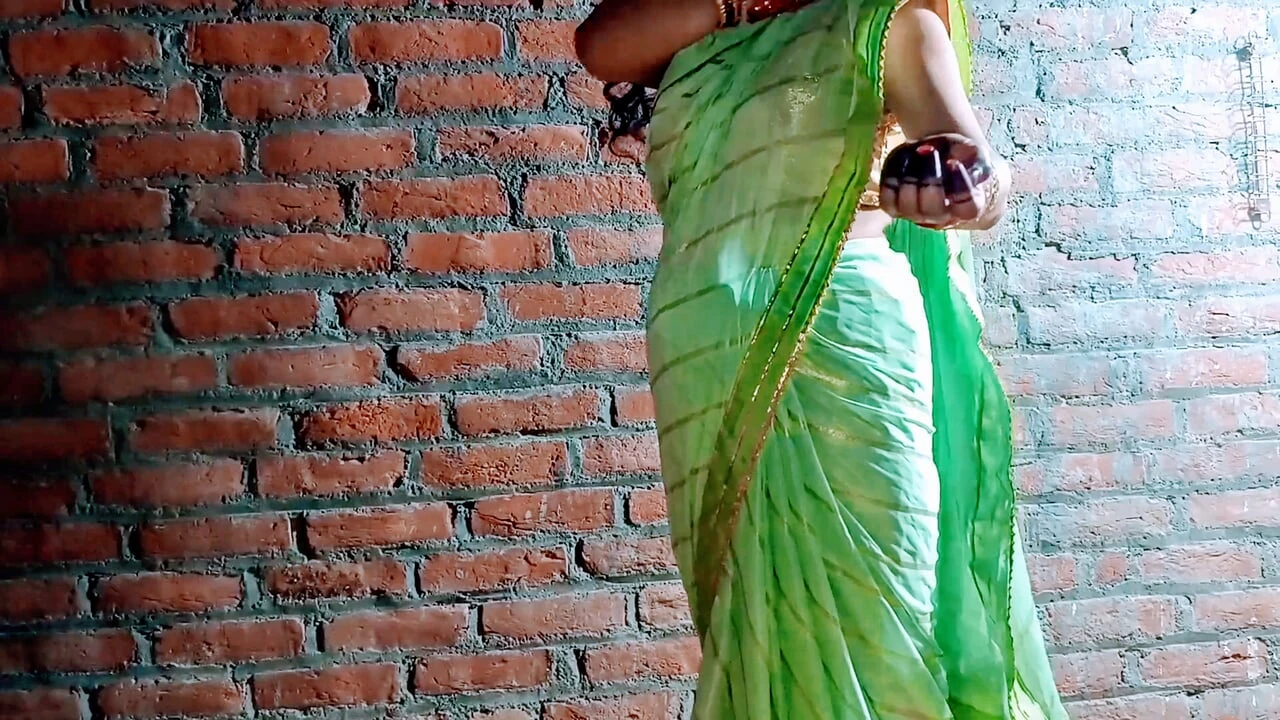 Shadishuda sauteli bahan ne pahli bar jor se karahte hue aur hindi men bat karte hue dardnak chudaee ki