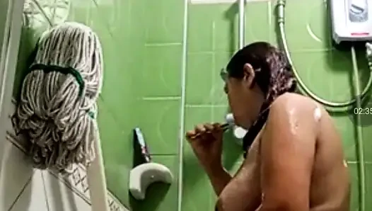 Sabah banyo yaparken götünü izliyorum