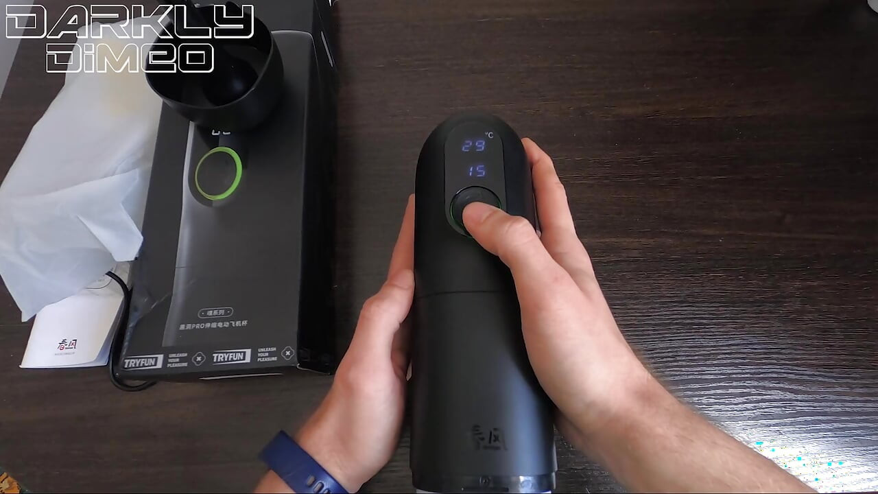 오토매스튜터레이터를 사용하는 발정난 남자, 심하게 신음하고, 인생 최고의 오르가즘을 경험하고, Tryfun 장난감을 언박싱